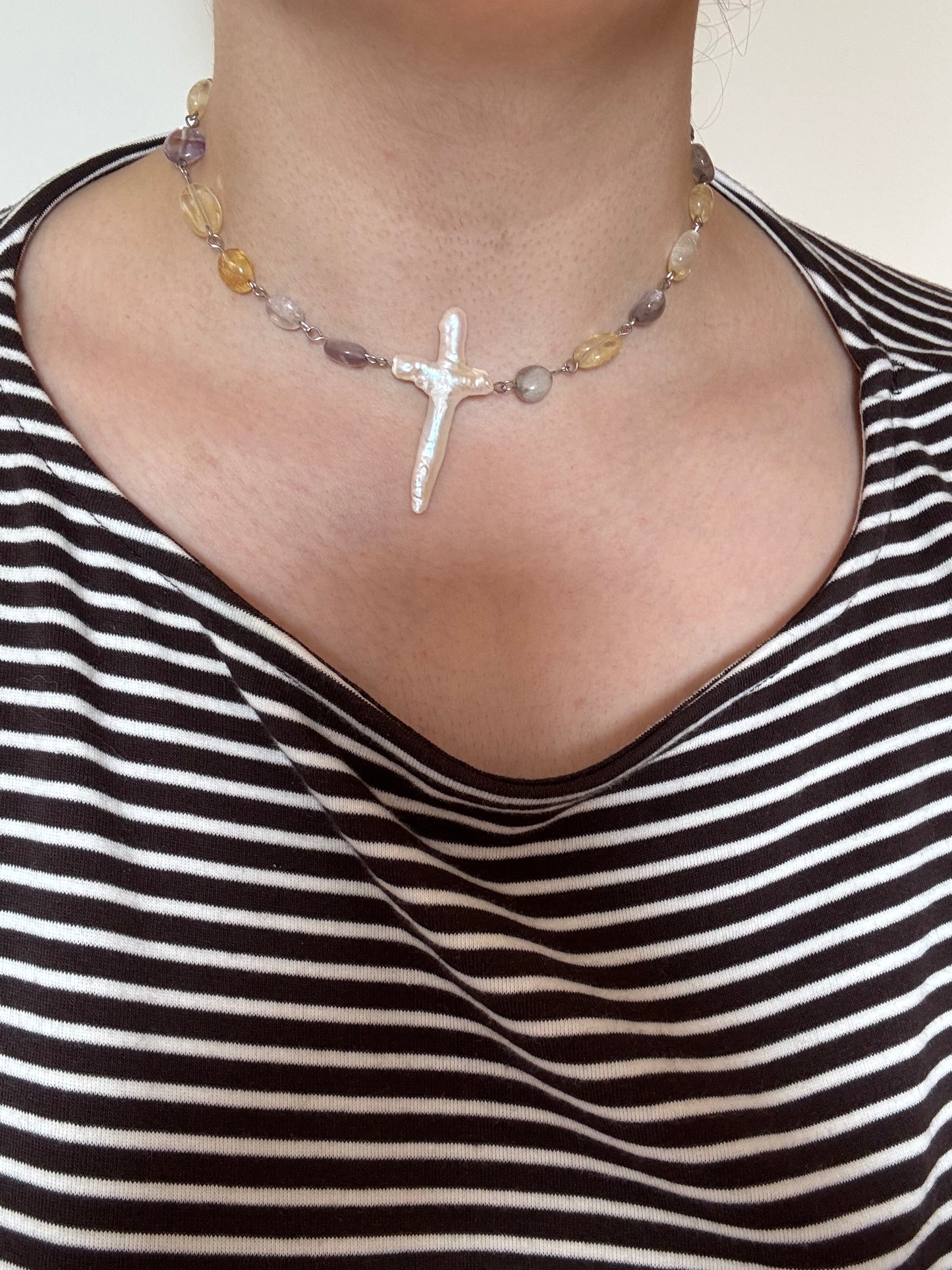 Collar cruz amarillo y morado