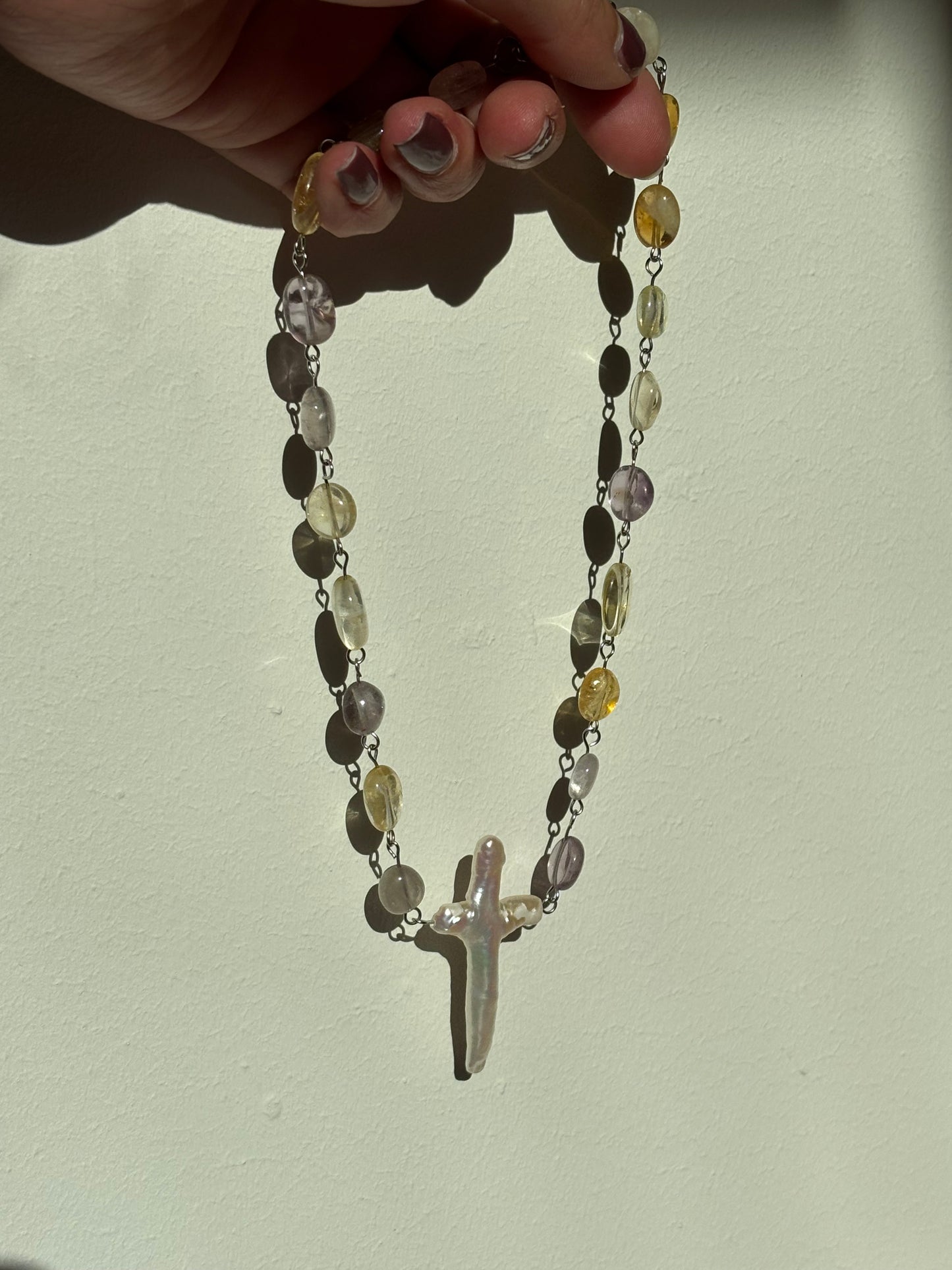 Collar cruz amarillo y morado
